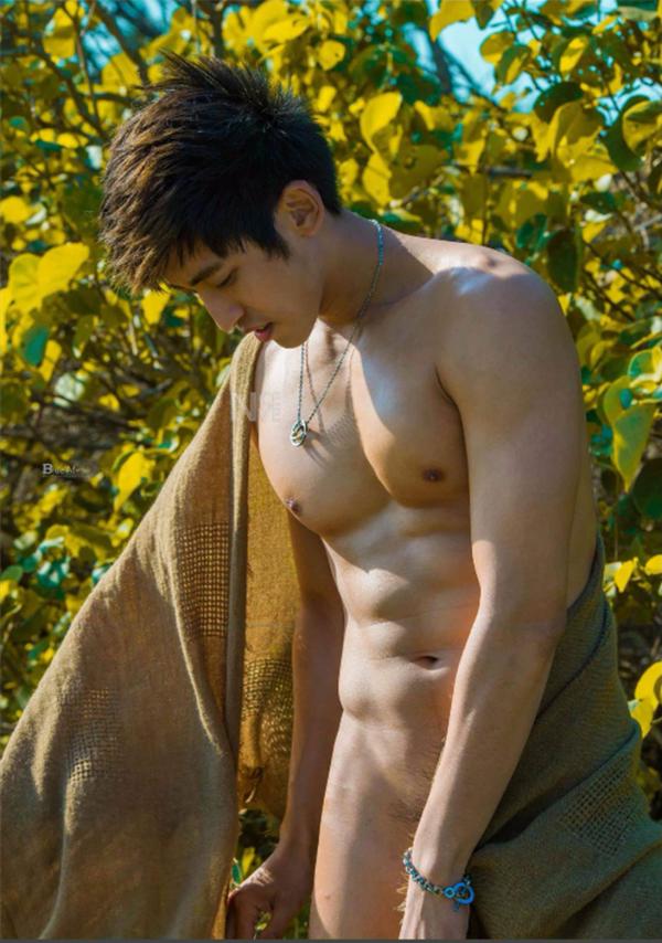 Whoseman-4-明星教練男丁格爾-芬達-全裸非全見寫真書